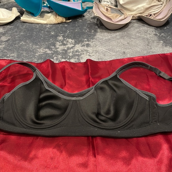 Ladies Victoria Secret Sports Bra. - Picture 2 of 3